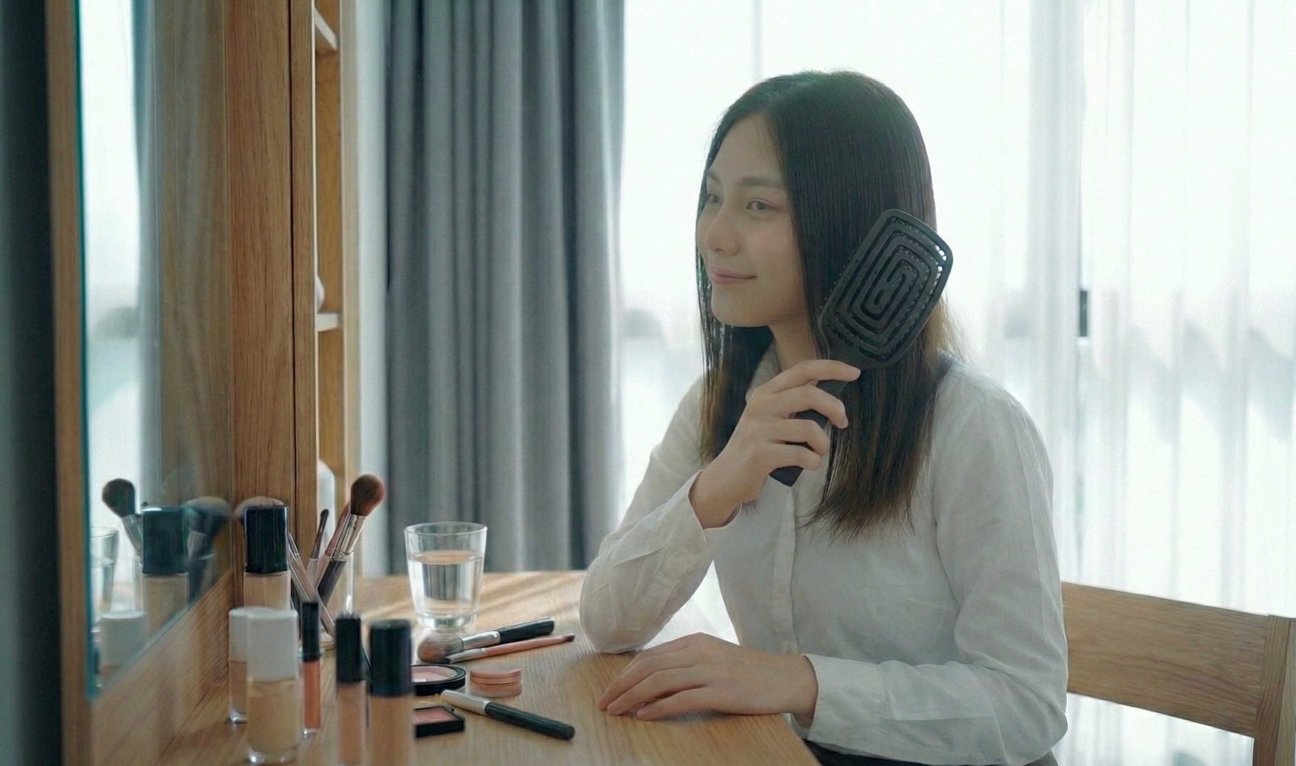 化妝台前輕鬆梳頭